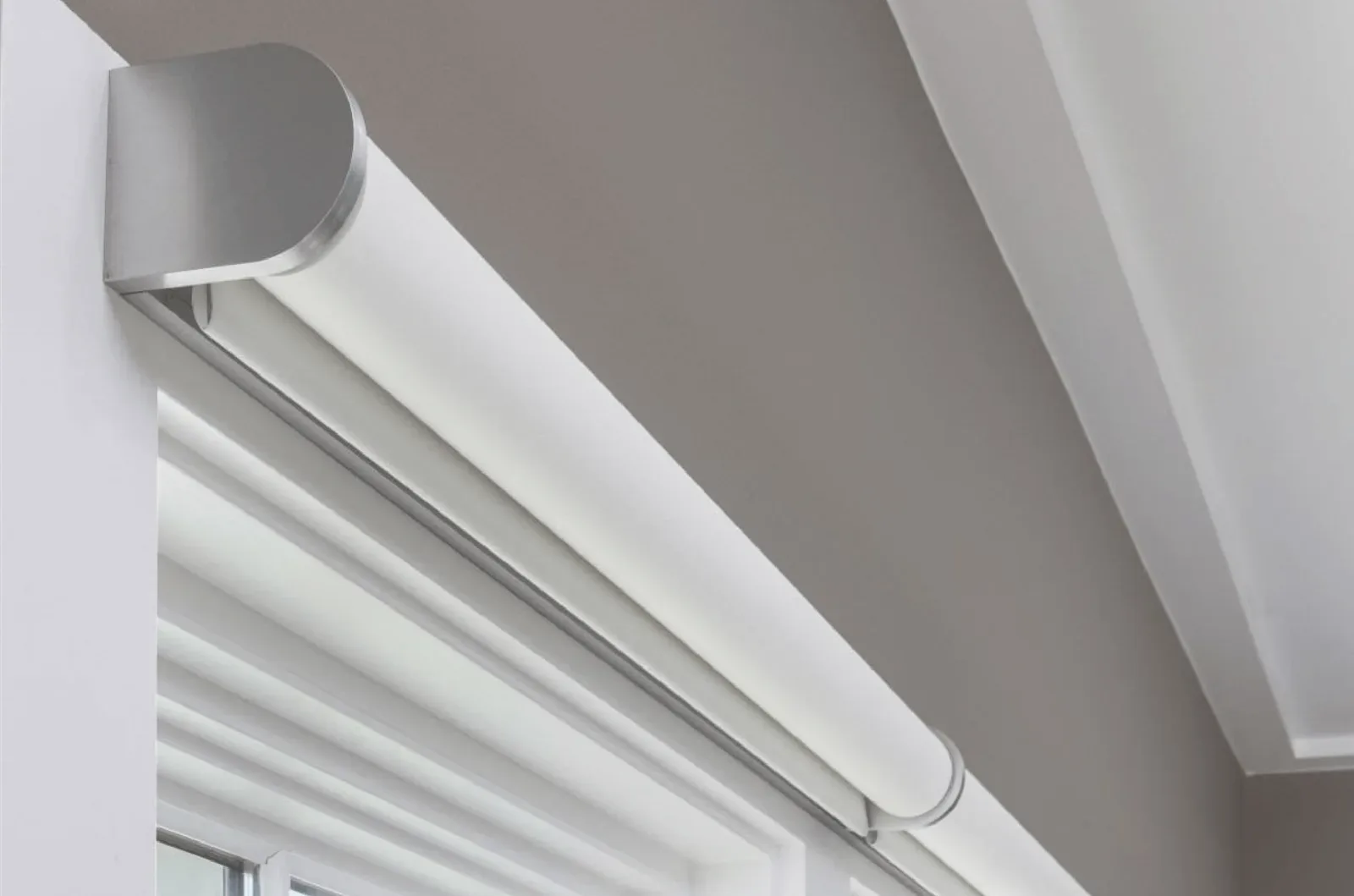 A minimal brushed-aluminium Savant shade headrail